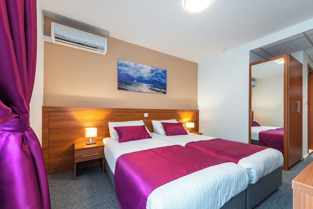 Hotel Komodor 24/63