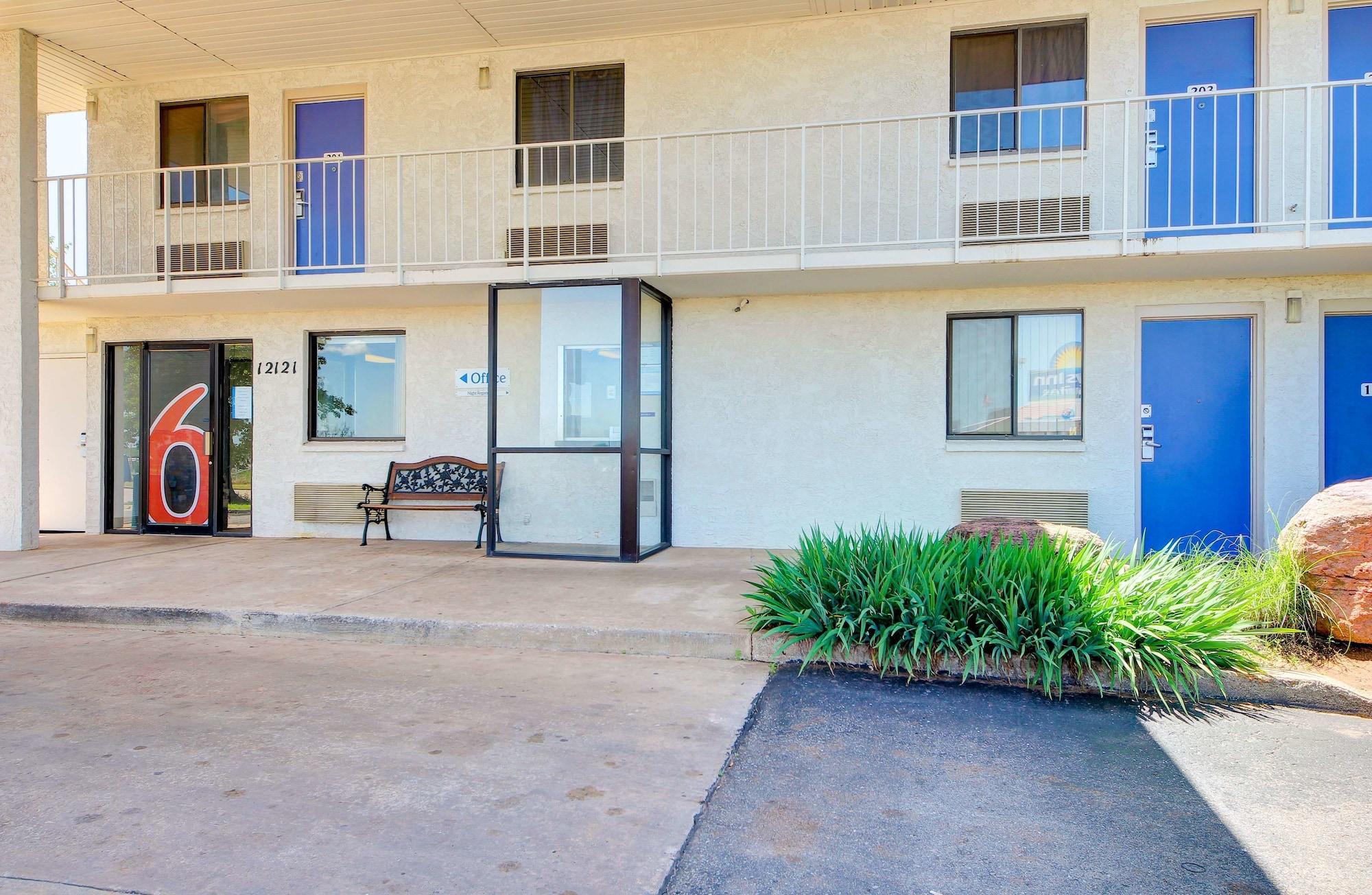 Economy Hotel Plus (ex Motel 6 Oklahoma City North Frontier City) 24/31