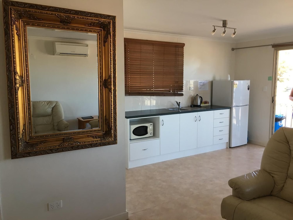 AIRPORT WHYALLA MOTEL 3/58