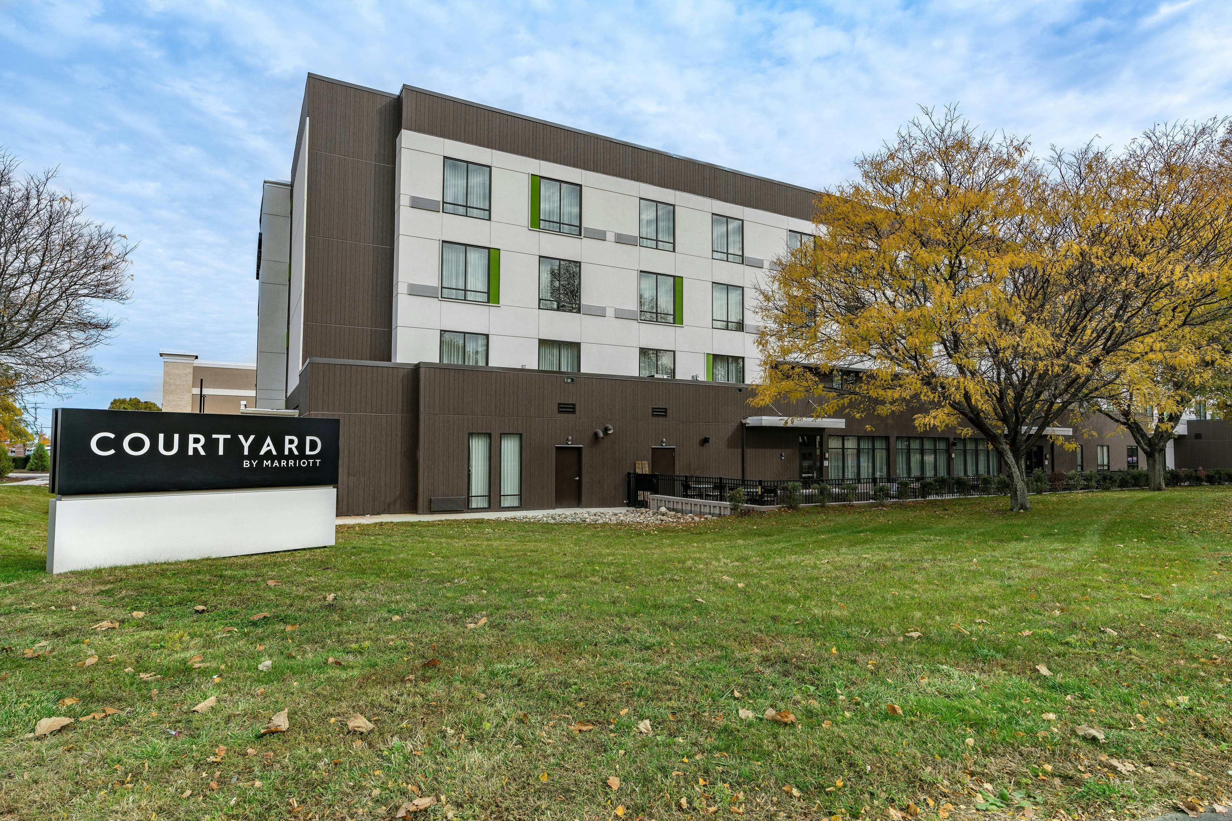 Courtyard By Marriott West Springfield 45/45