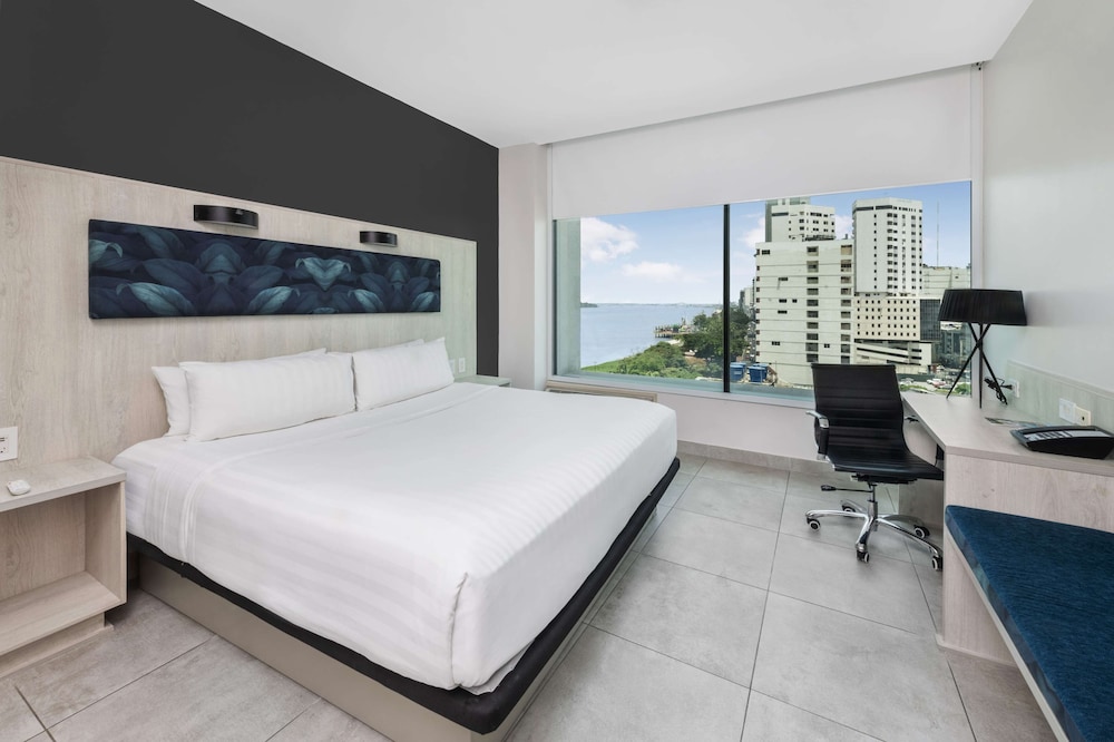 Suite, King Bed, City and River View