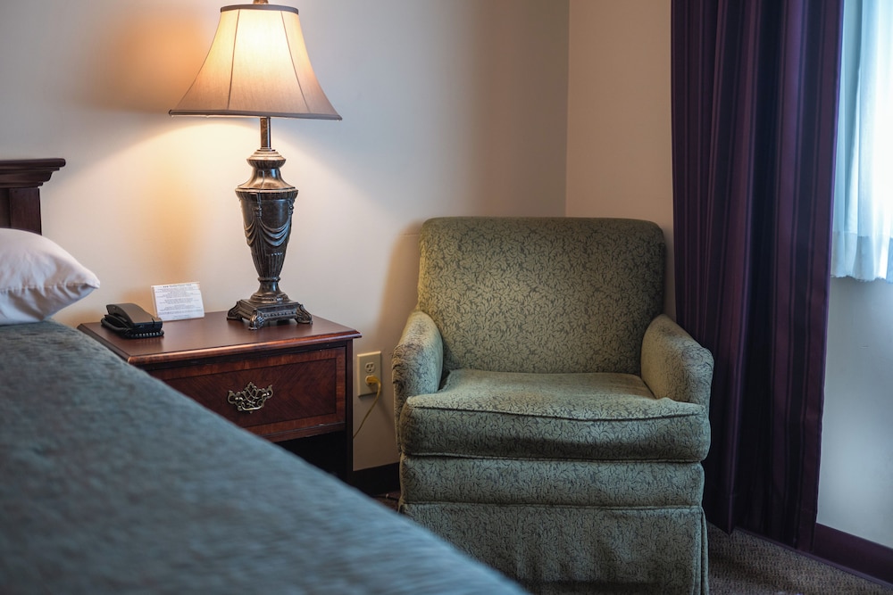 Hearthstone Inn & Suites 28/65