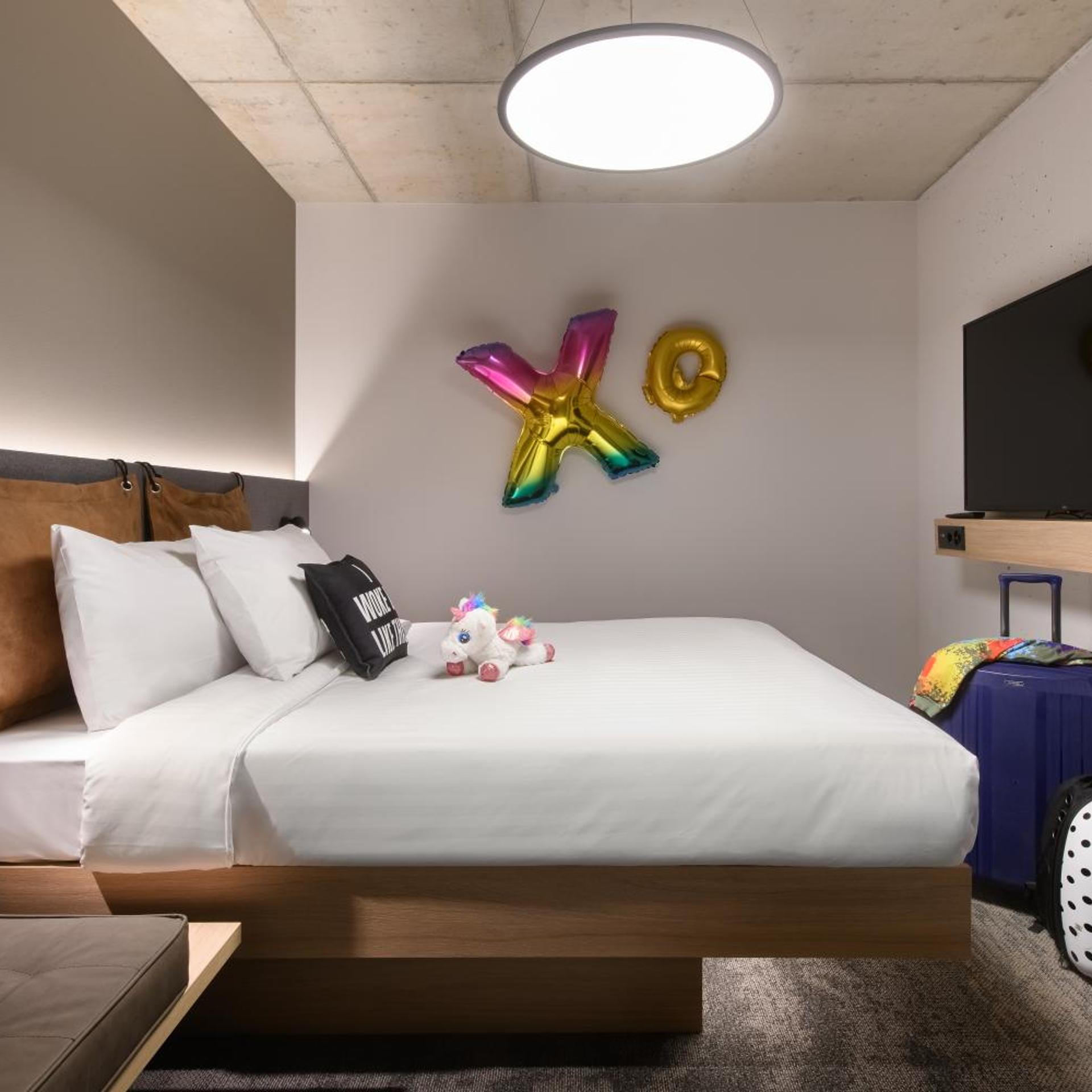 Moxy, Family, Queen Bed, Sofa