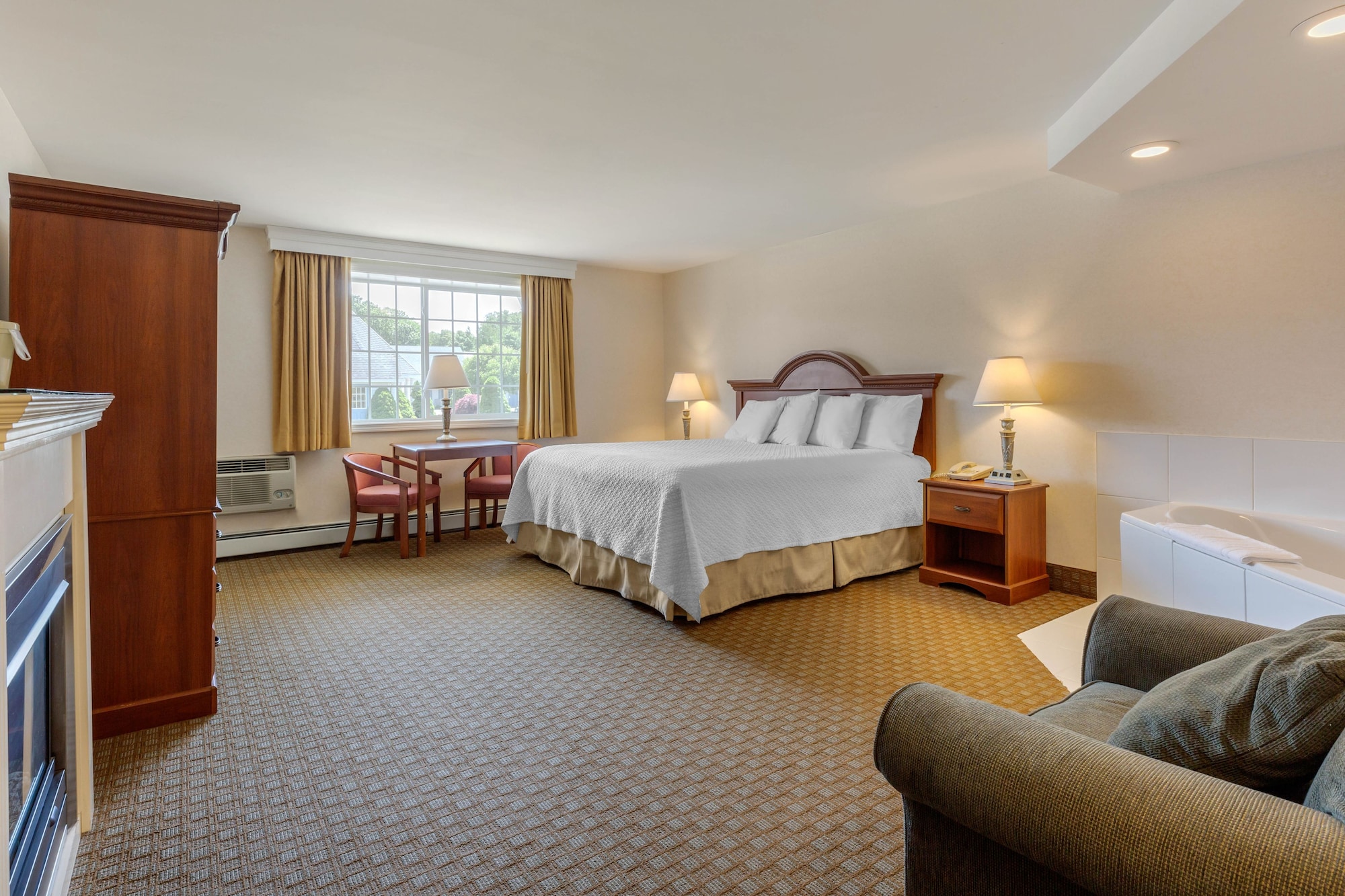Luxury, King Bed, Hot Tub, Ogunquit Hotel 2/9
