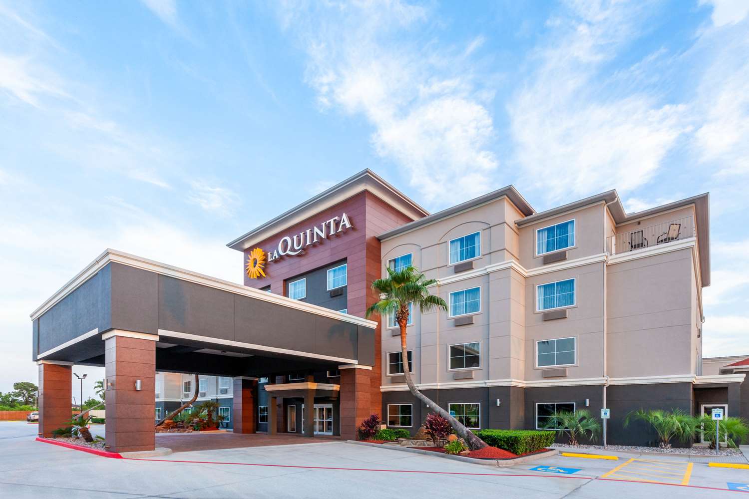 La Quinta Inn & Suites by Wyndham Houston Channelview 2/66