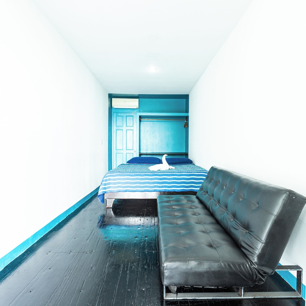 El Faro Beach Hotel 33/65
