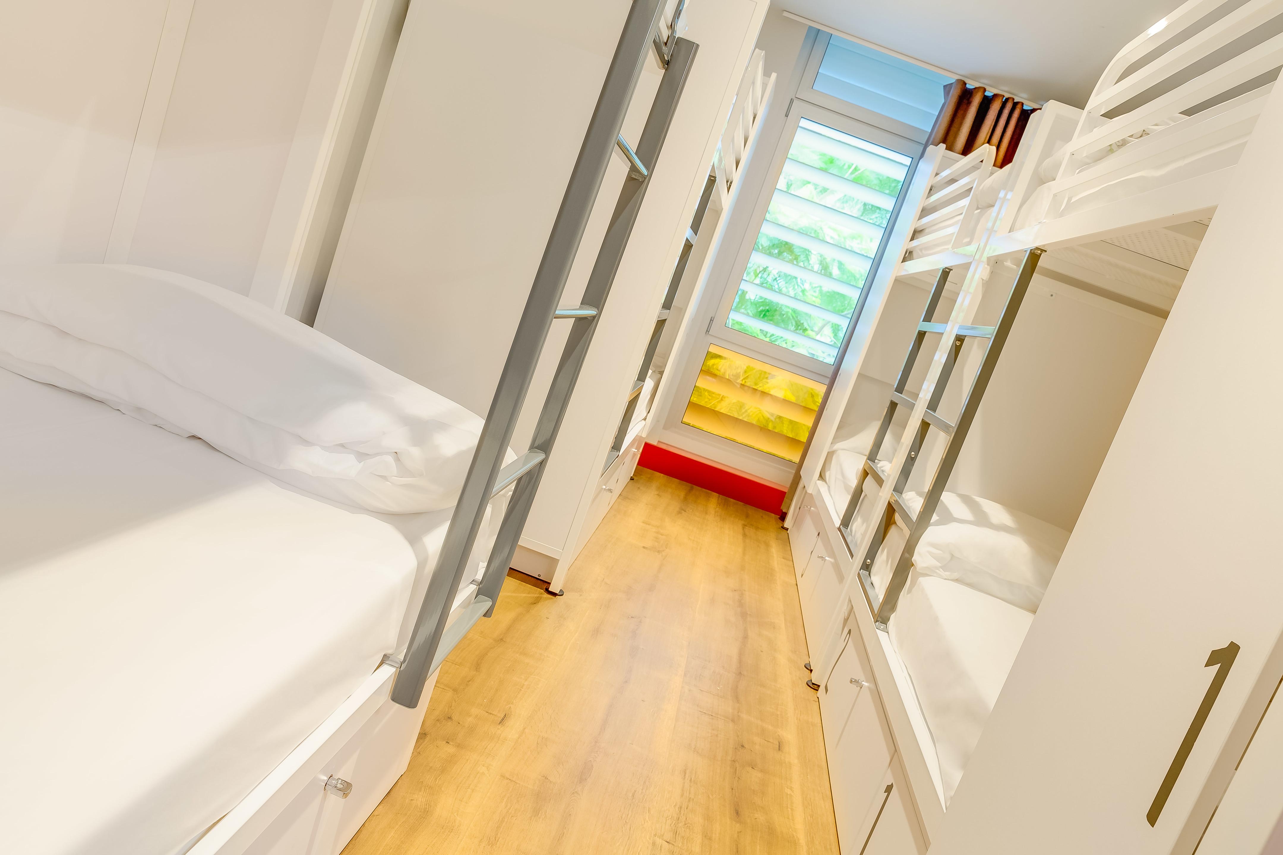 Mixed Dorm, 8 People
