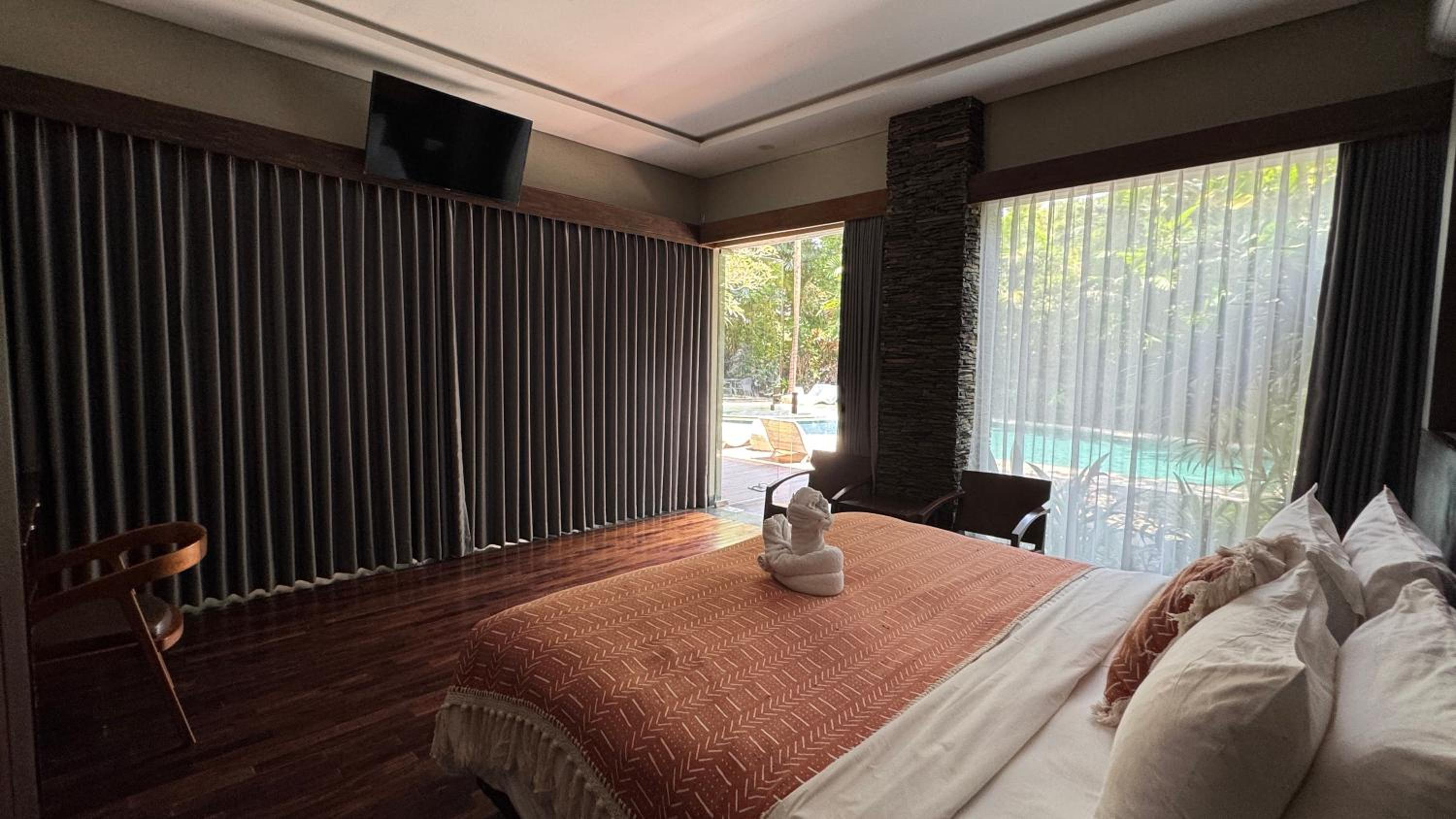 ROOM, DOUBLE OR TWIN BED, POOL ACCESS