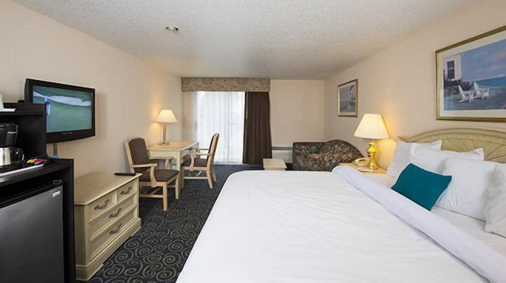 STANDARD, KING BED, SOFA, JETTED TUB