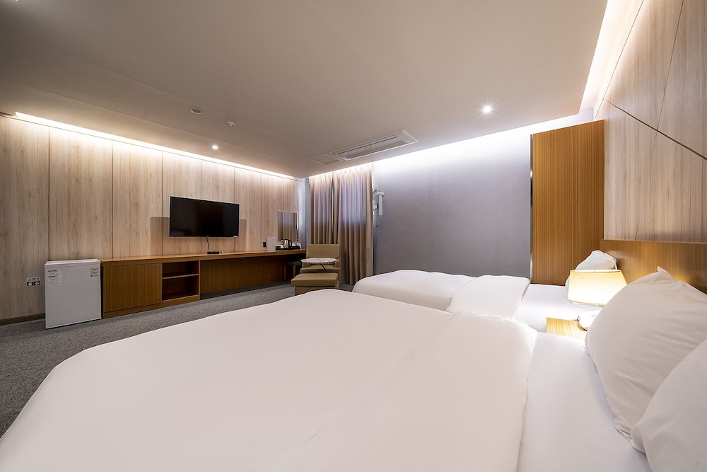 STANDARD, TWIN BEDS, REAR VIEW