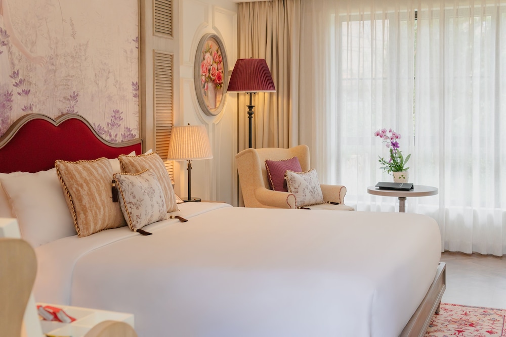 DELUXE, KING BED