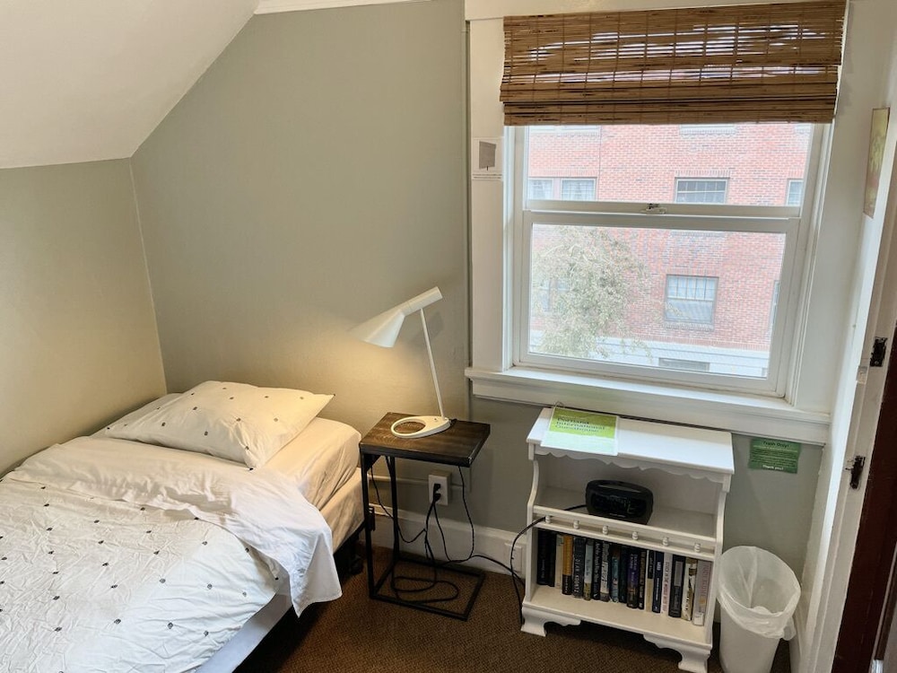 ECONOMY, TOP FLOOR