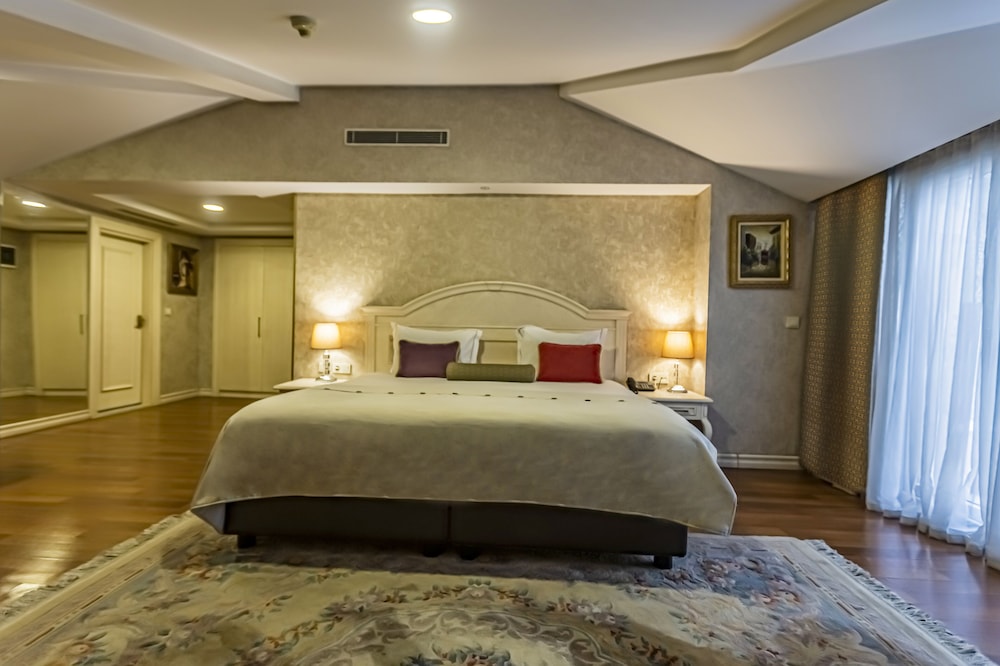 SUITE, KING BED