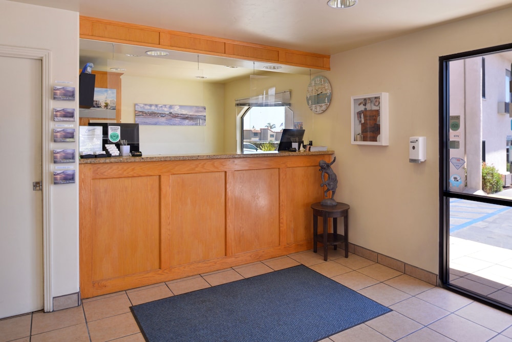 Edgewater Inn And Suites 12/76