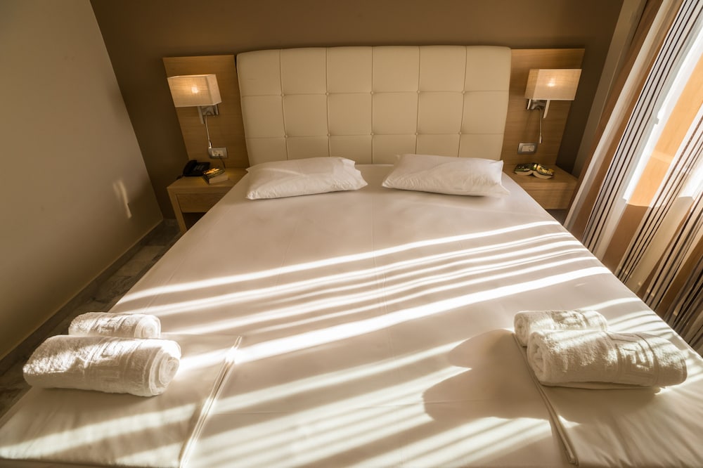 Golden Bay Suites 16/67
