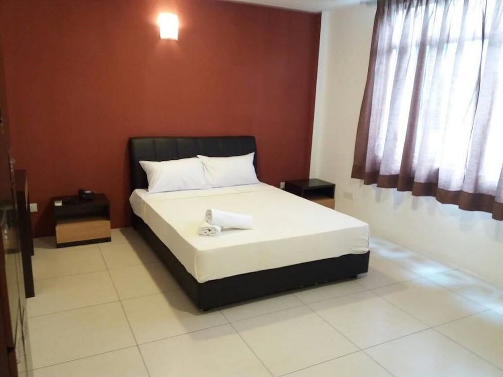 STANDARD, QUEEN BED