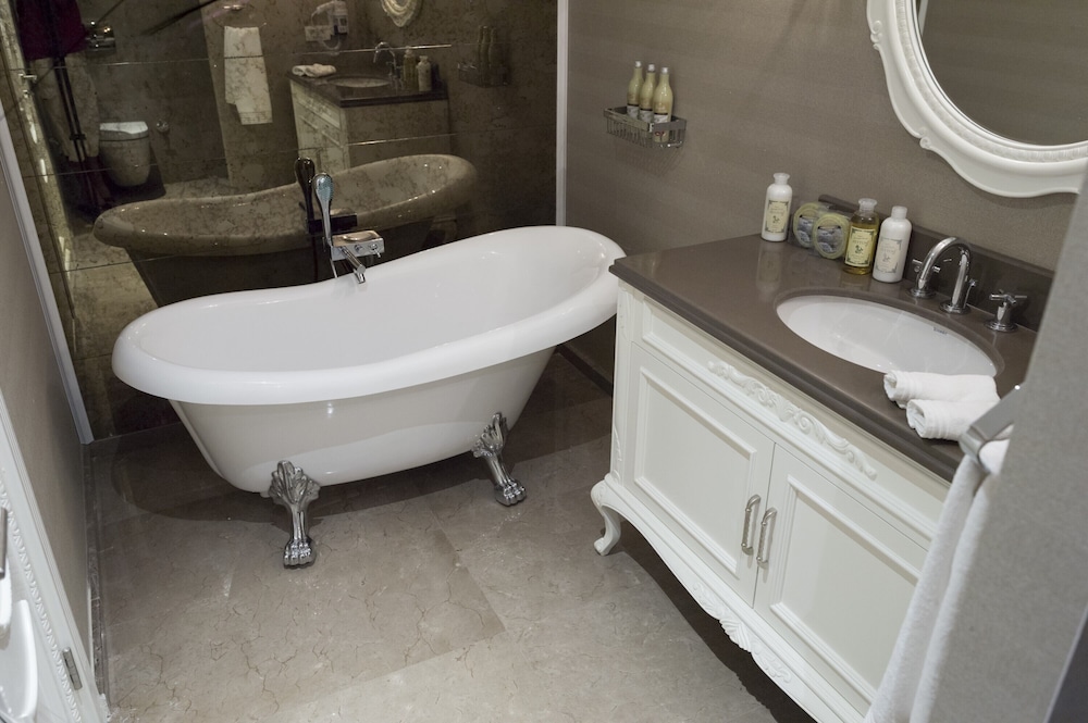 Private, Suite, Queen Bed, Bathtub