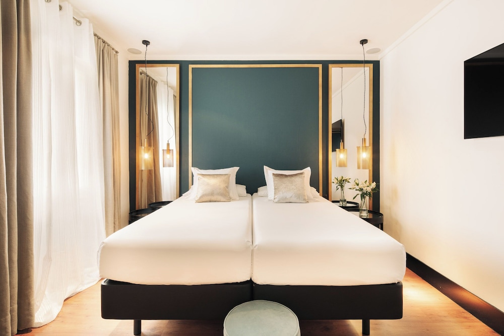 SUPERIOR, DELUXE, TWIN BEDS