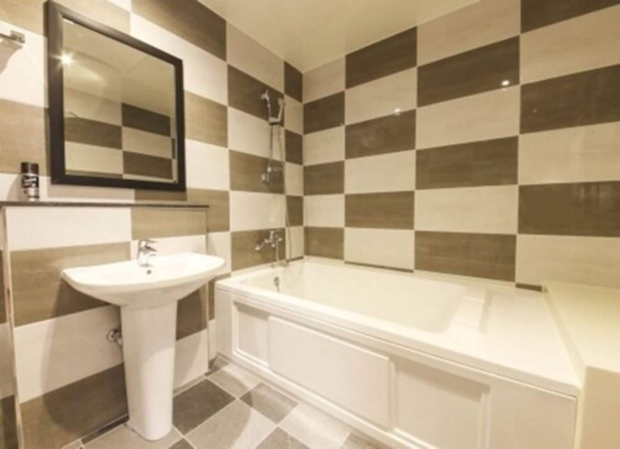 1 BEDROOM, SUITE