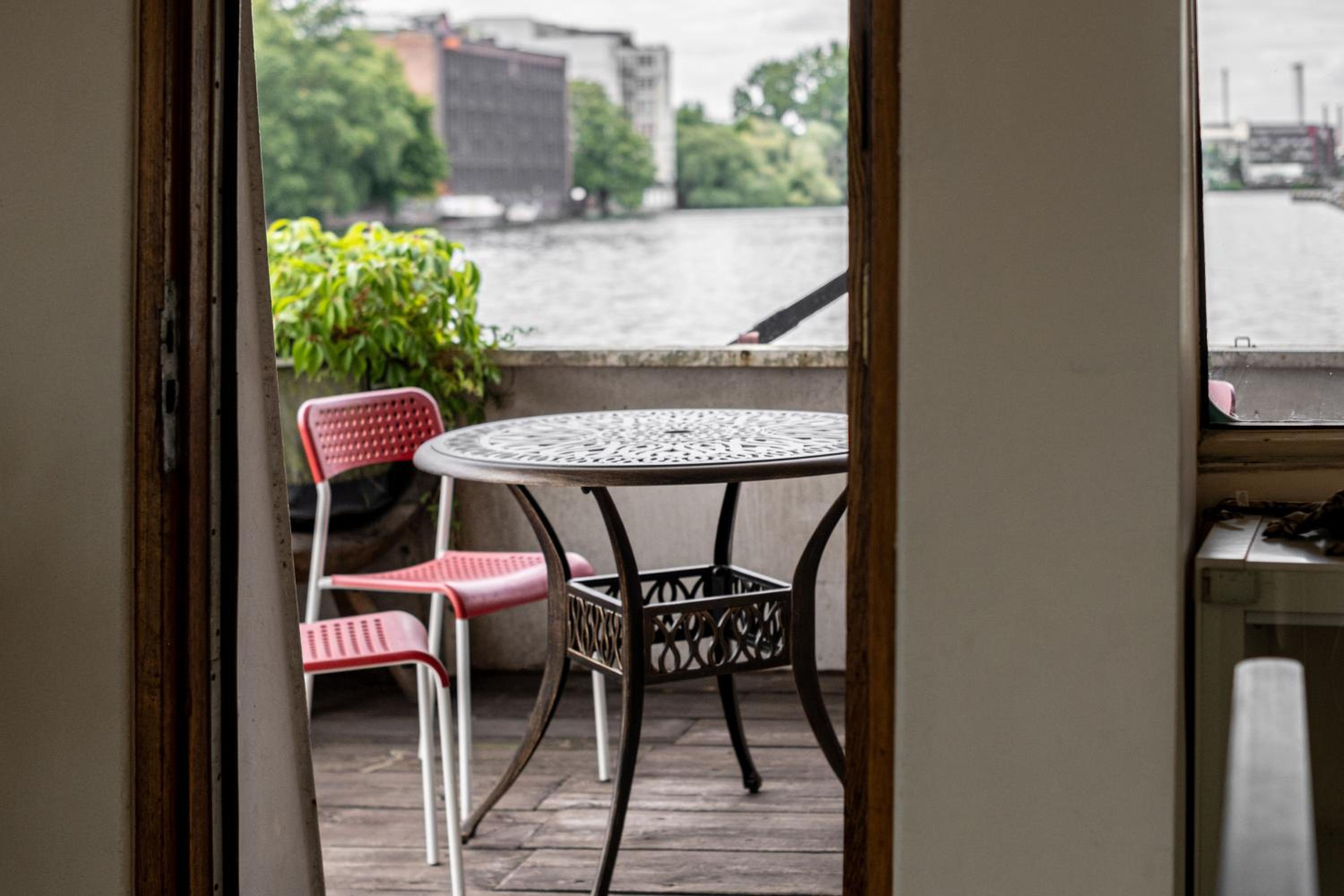 Eastern Comfort Hotel & Hostelboat 43/58