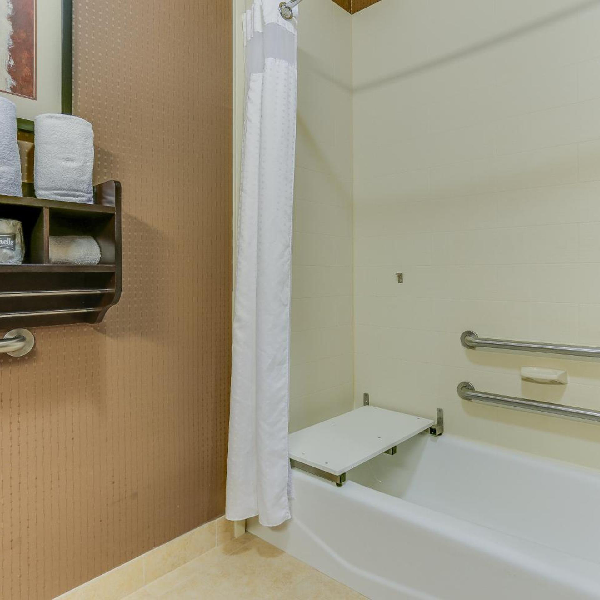 استوديو بسرير كوين لذوي الإعاقة، Holiday Inn Express Hotel And Suites Huntsville 5/5