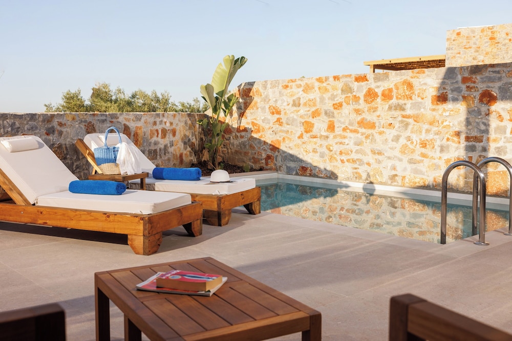 Deos Luxury Suites 7/50