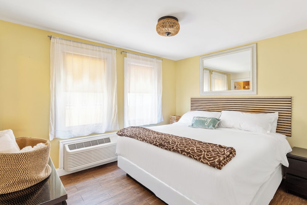 Coral, Cottage, Twin Beds, 2 King Beds, Sofa