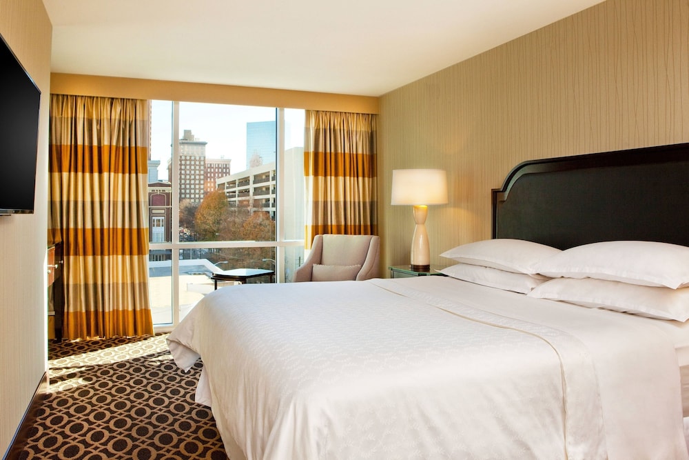 SUITE, KING BED, CORNER