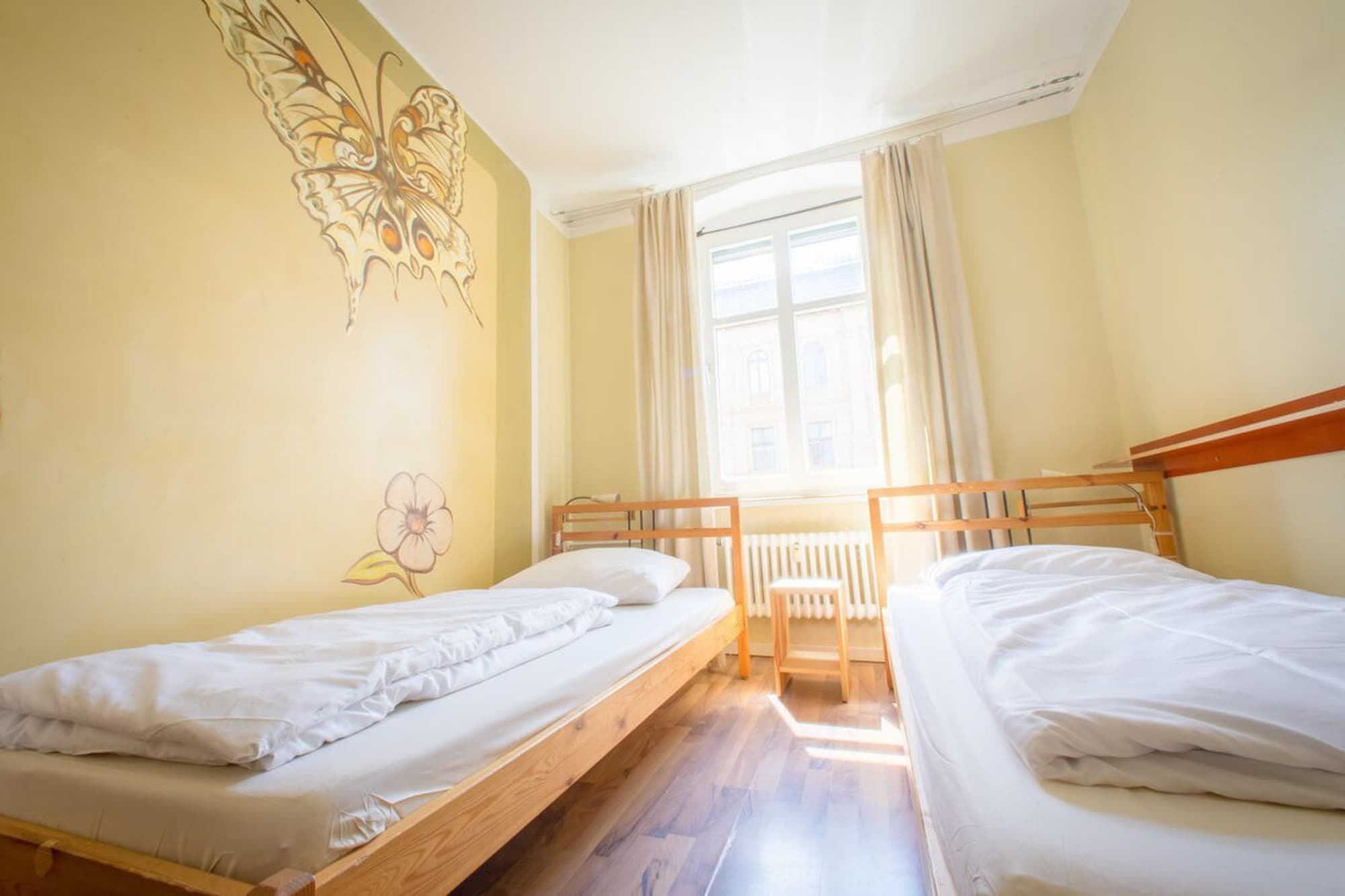 CLASSIC, TWIN BEDS, SHARED BATHROOM