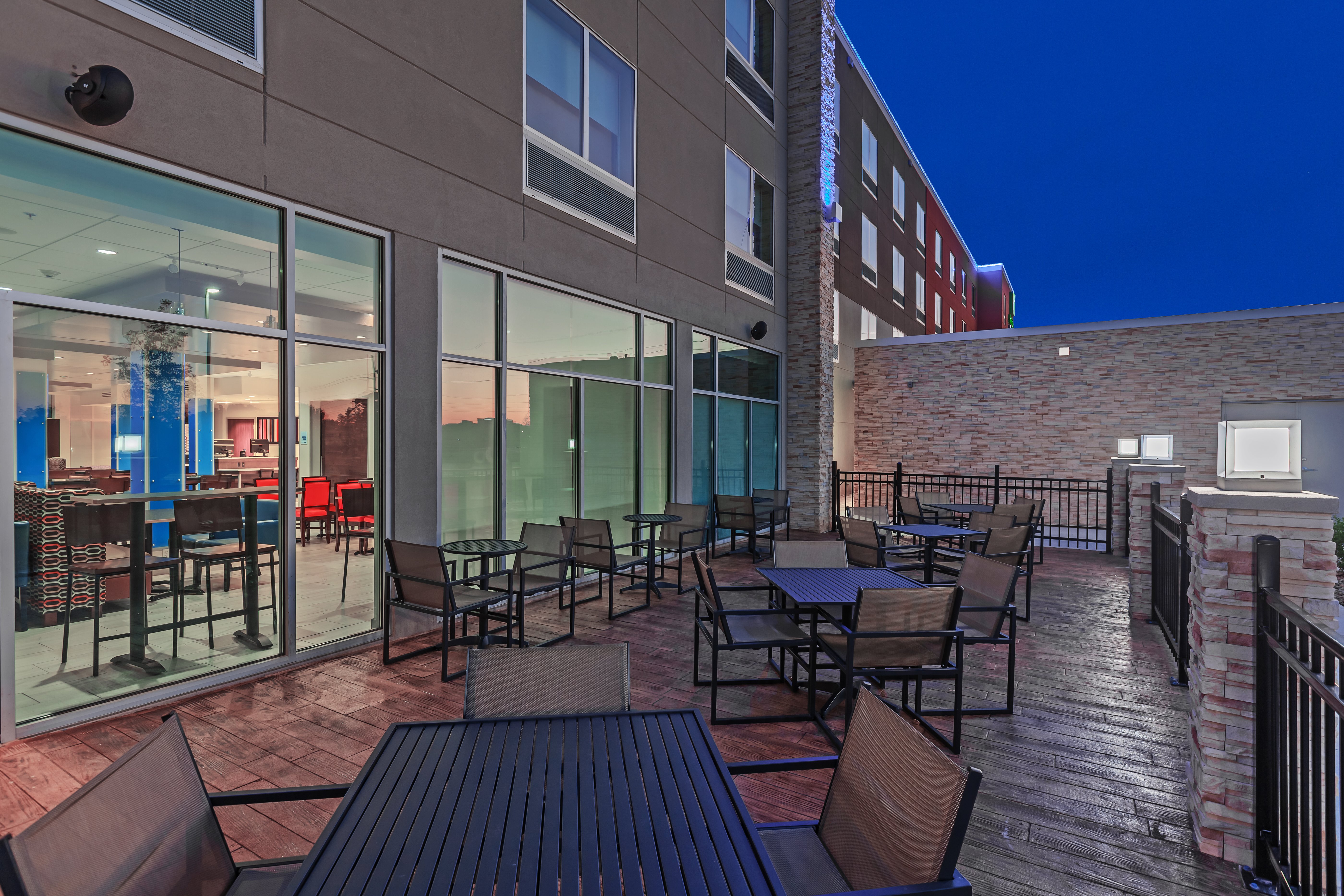 HOLIDAY INN EXPRESS & SUITES TULSA SOUTH - WOODLAND HILLS 44/62
