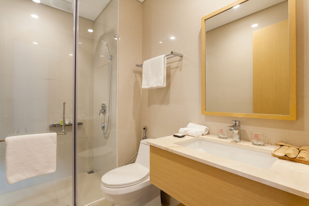 2 Bedrooms, Family, Apartment, King and Queen Bed, Pool Side, Kitchen، The Ocean Suites 5/7