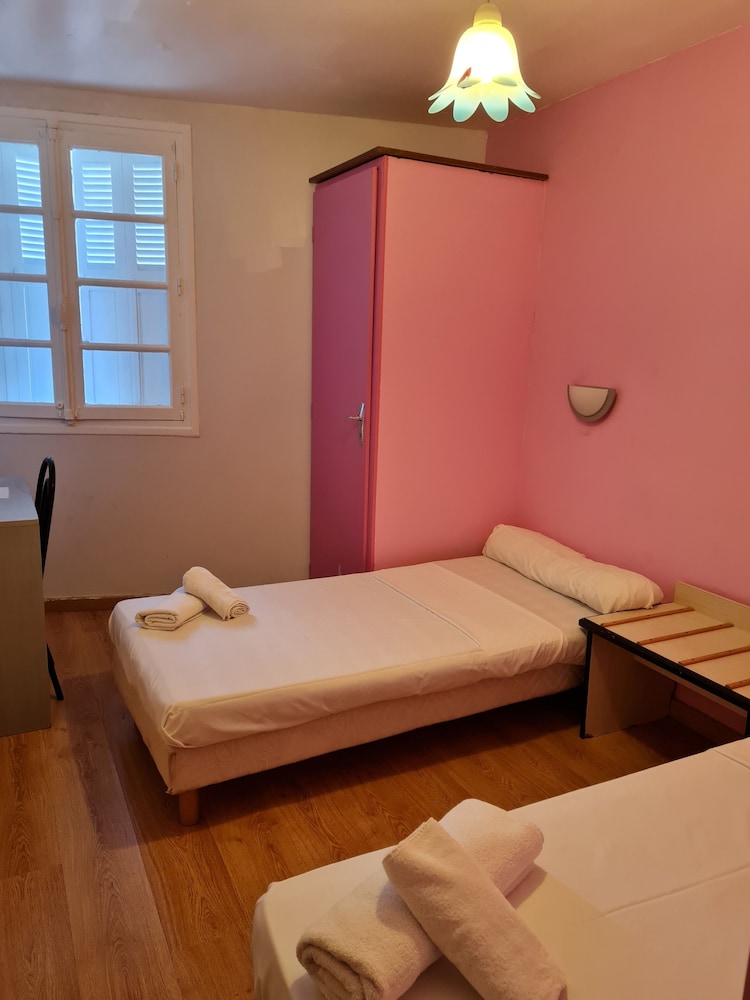 ROOM, TWIN BEDS