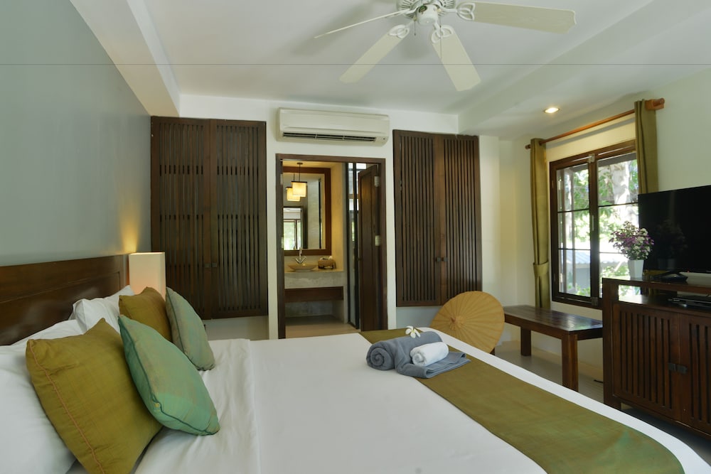 DELUXE, KING BED