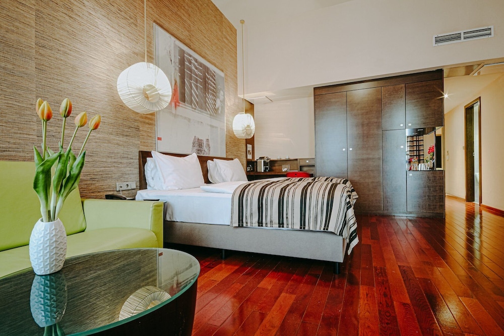 Honest Budapest by Chic & Basic 23/81