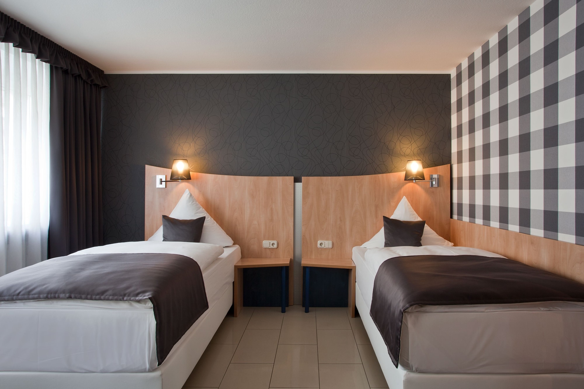 ROOM, DOUBLE OR TWIN BED