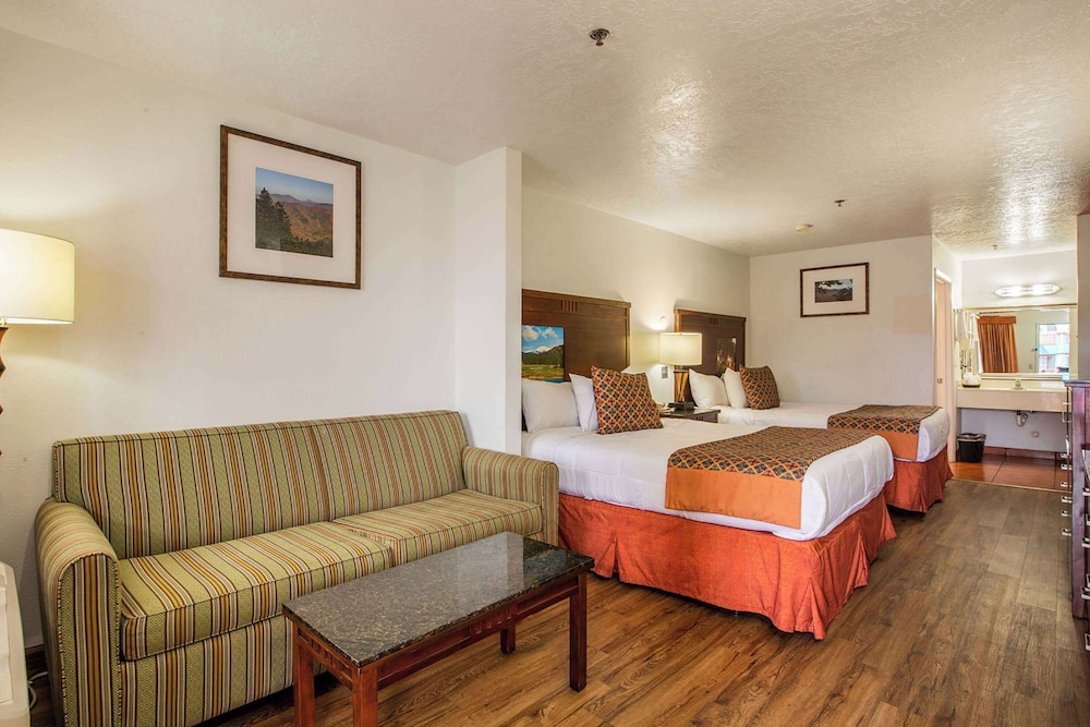 Sandia Peak Inn Old Town ABQ, a Howard Johnson by Wyndham 13/38