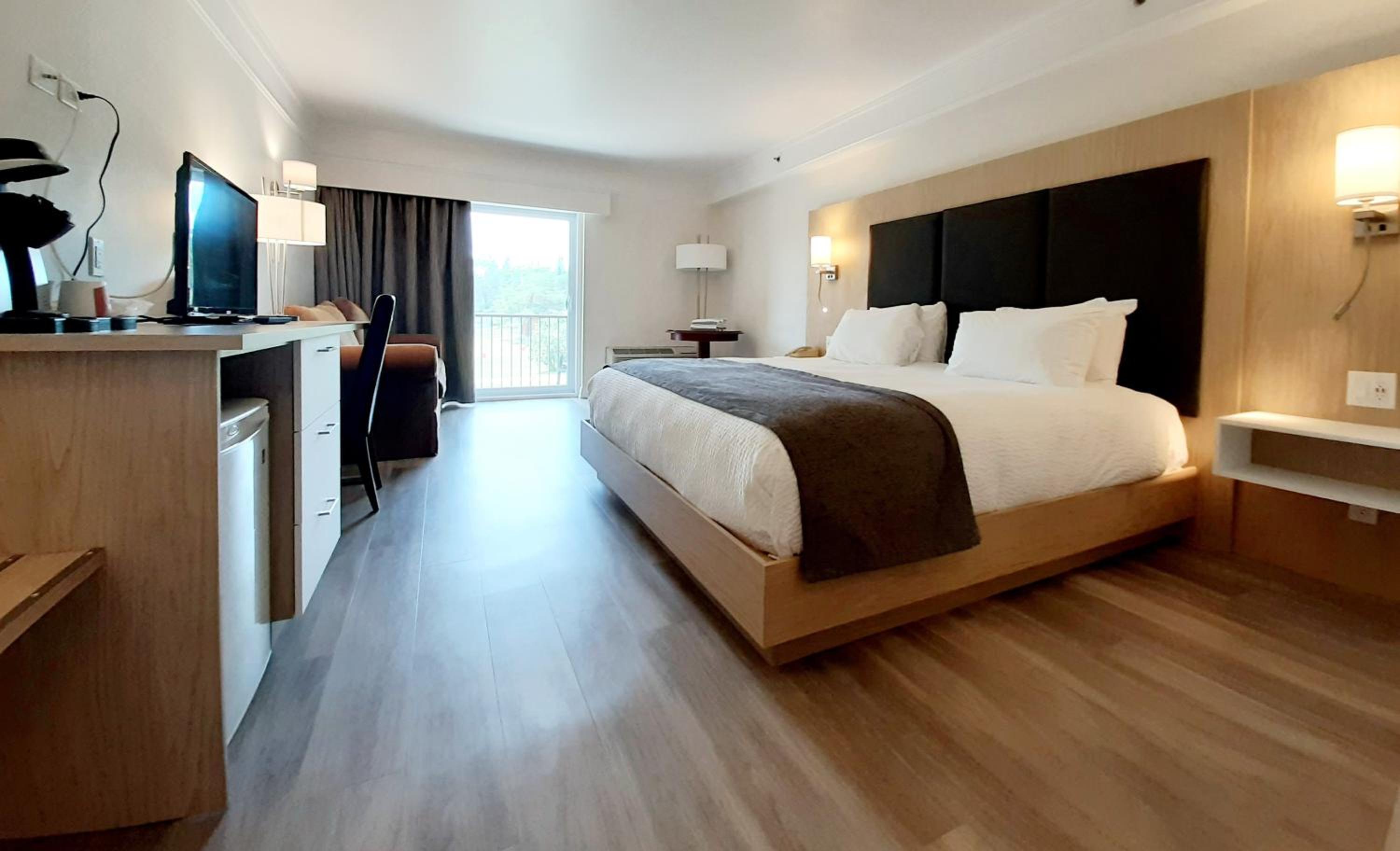 Room, King Bed, Mountain Side