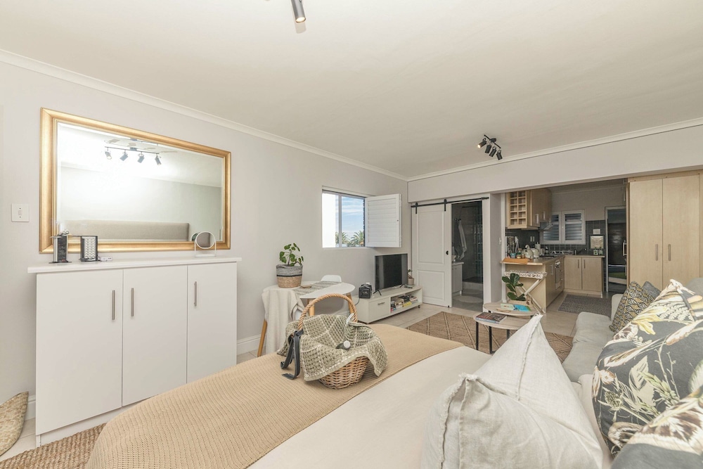 Mouille Point Village 38/50
