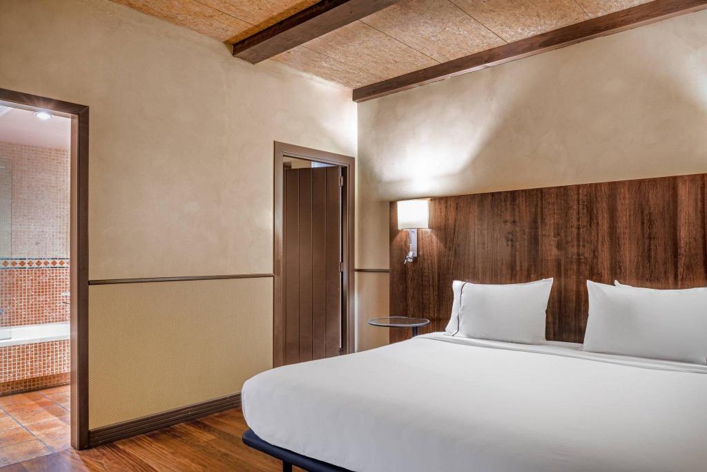 Suite, King Bed, Cathedral View