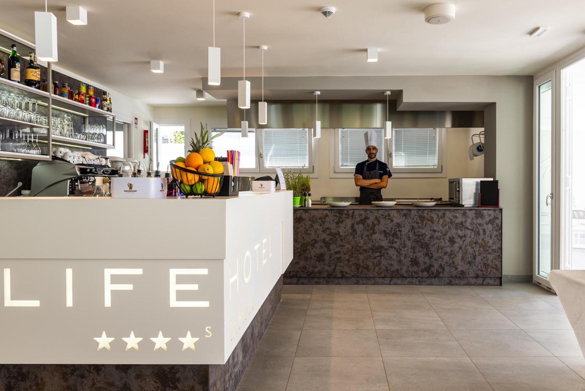 Life Hotel 6/50