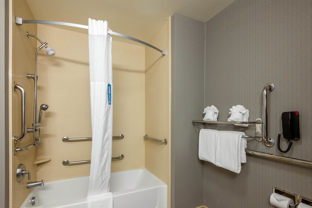 Hampton Inn Meadville 27/45