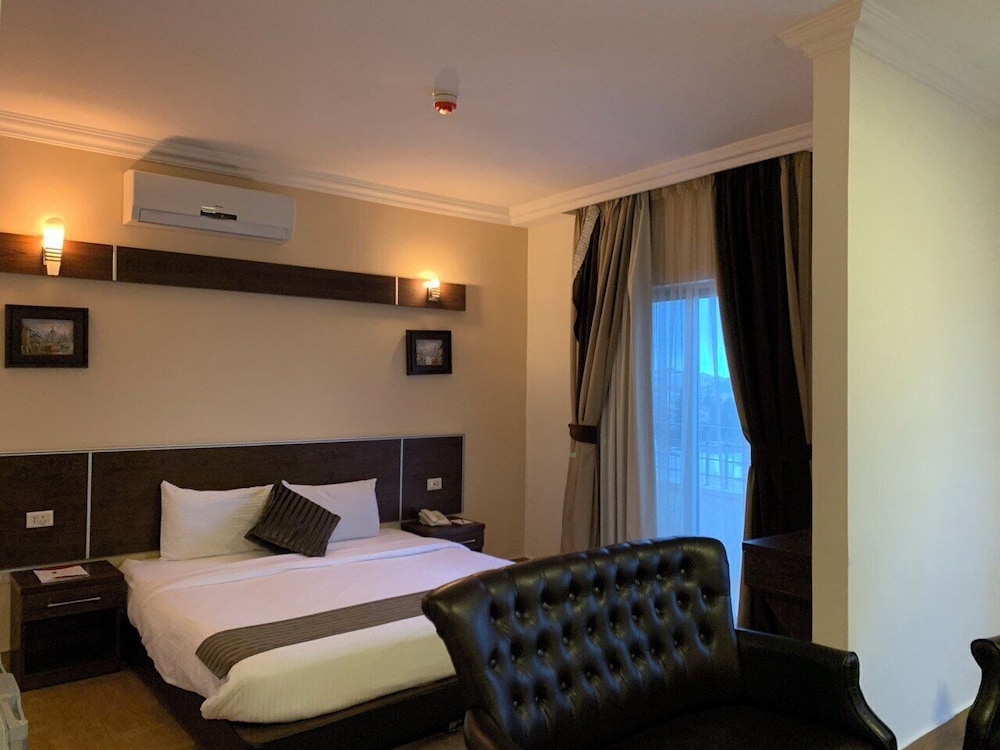 Ream Hotel 10/50