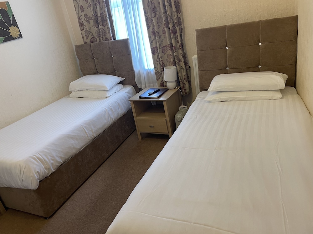 Diamonds Lodge Ltd (Ex Crossways Guest House) 12/34