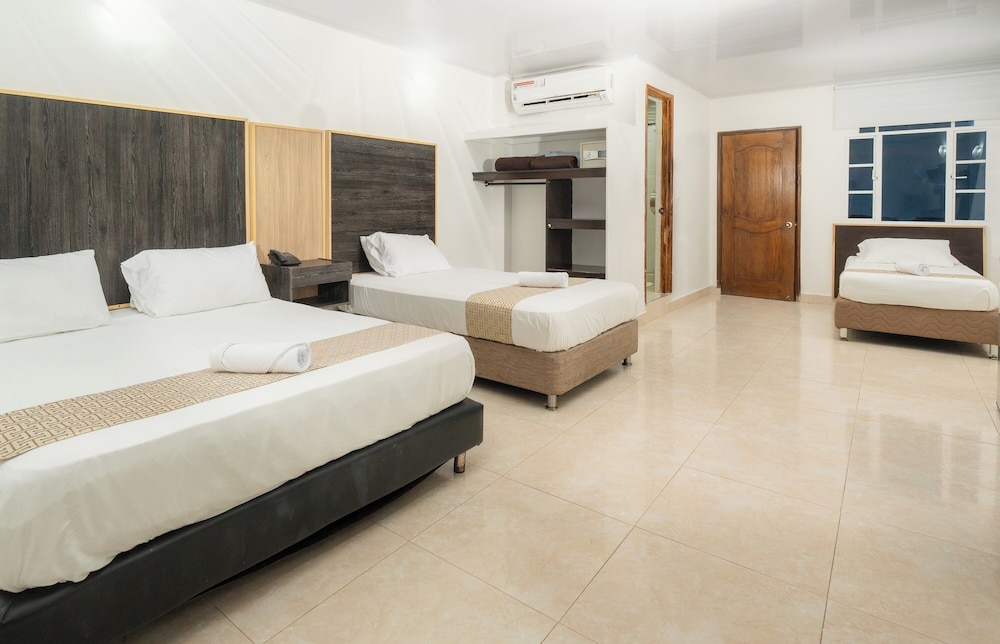 ROOM, QUADRUPLE
