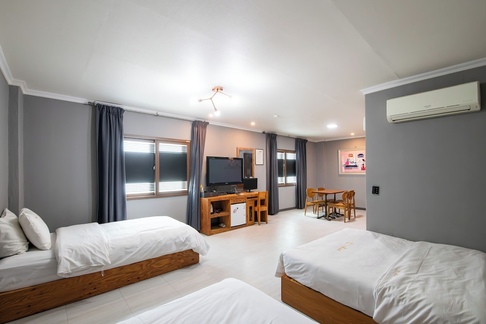 Gung Tourist Hotel 8/52