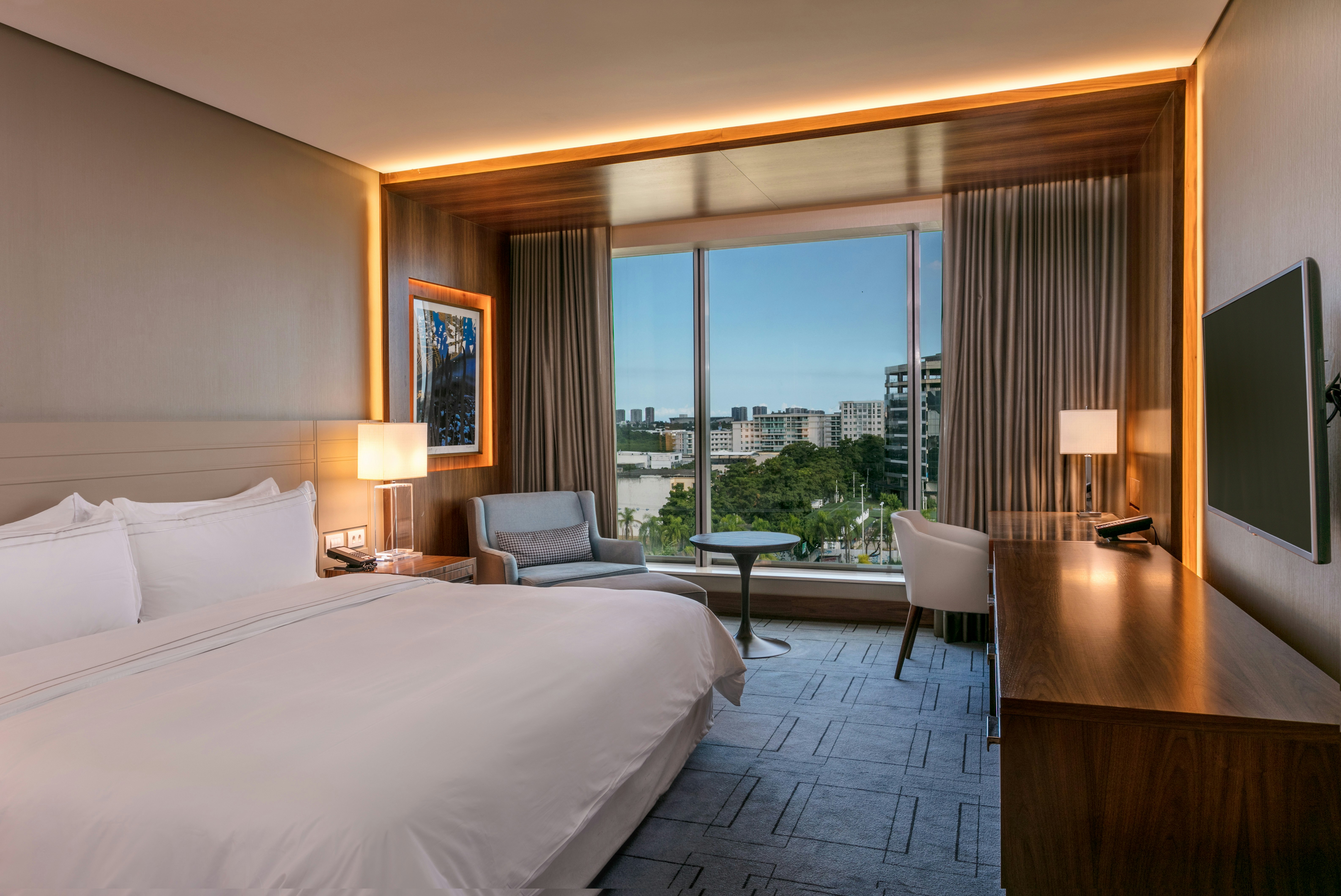 EXECUTIVE, KING BED