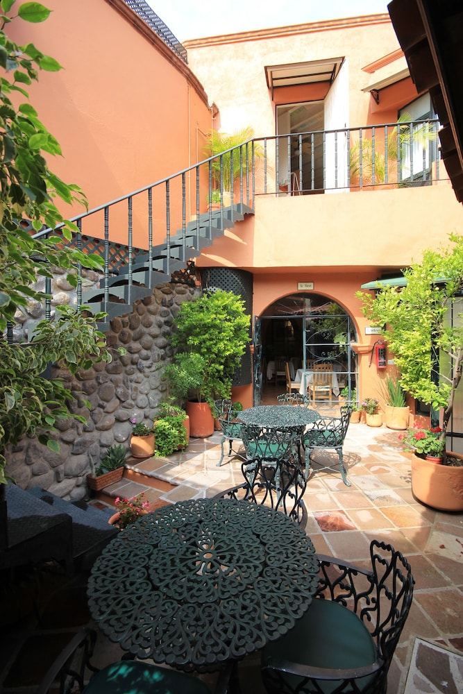 Villa Mirasol Hotel 69/74