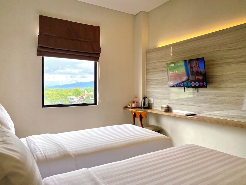 Front One Hotel Gombong 13/48