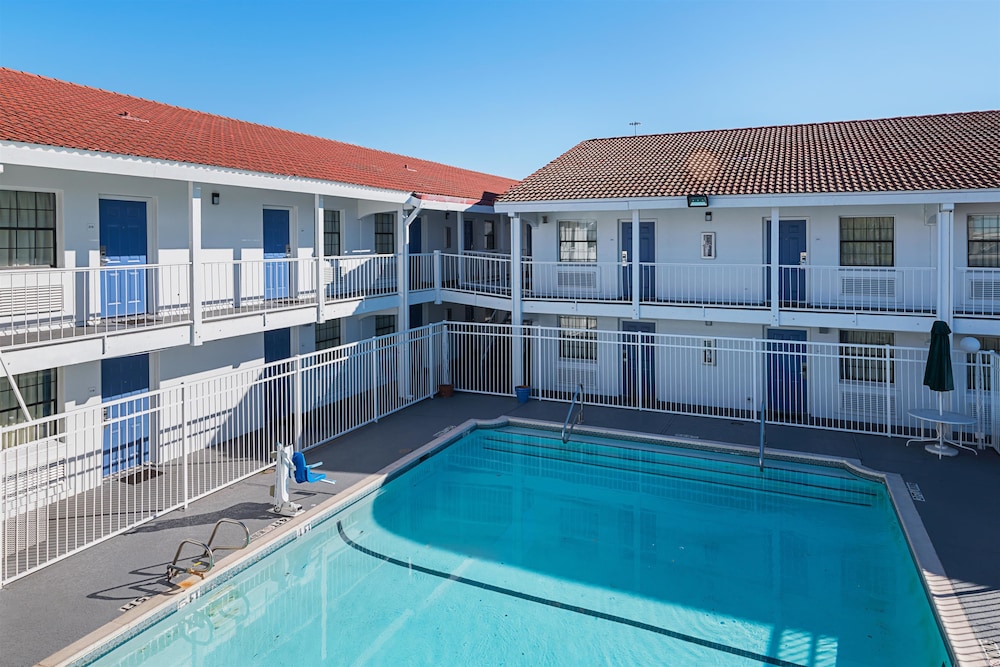 Motel6 Grand Prairie, TX - Interstate 30 38/51