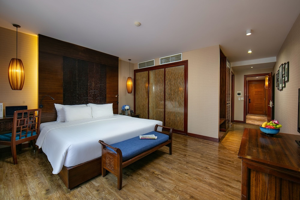 Royal, Big, Suite, Balcony, Oriental Suites Hotel And Spa 4/10